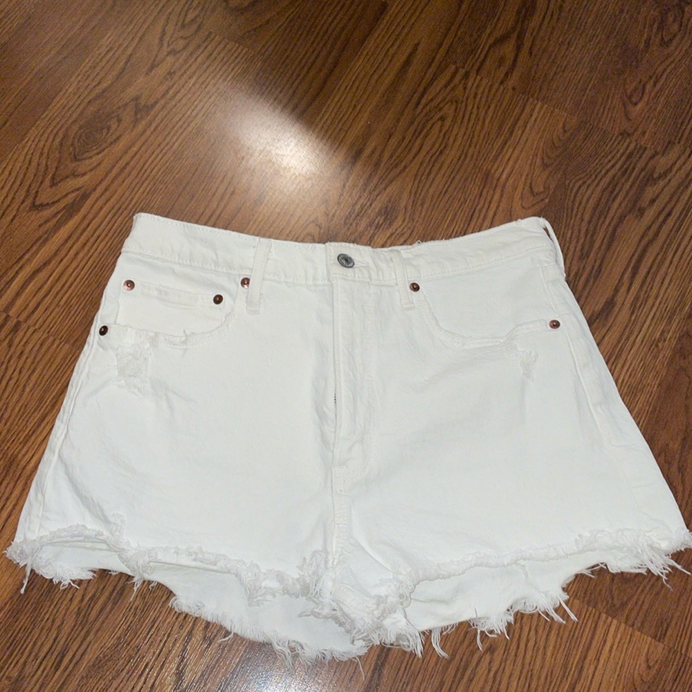 Abercrombie The Mom Short High Rise in white, size 30/10
